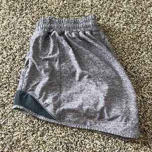 Lululemon hotty hot size 8 4 inch